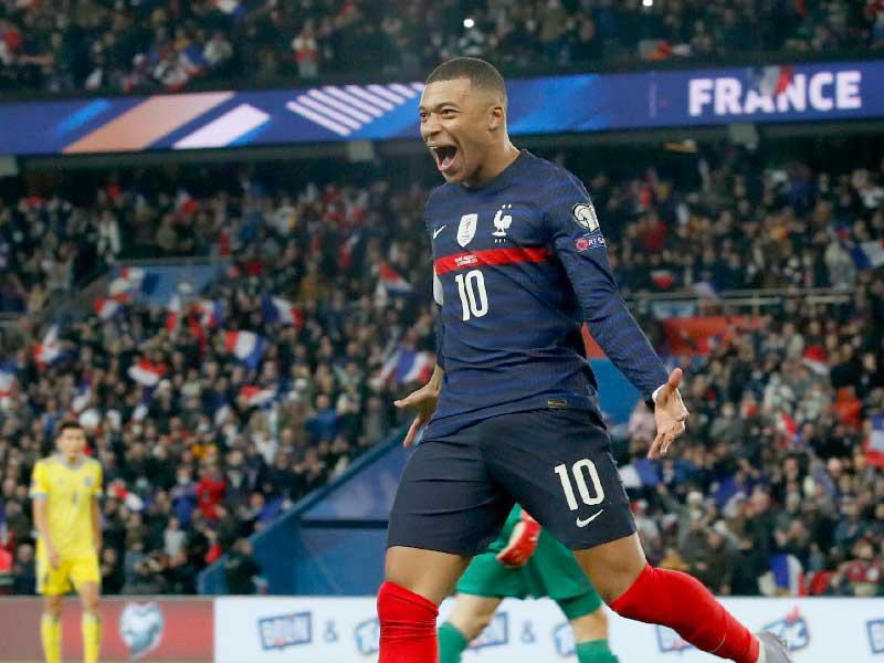 مبابي نجم منتخب فرنسا يحتفل بعد إحرازه هدفاً في مرمى كازاخستان