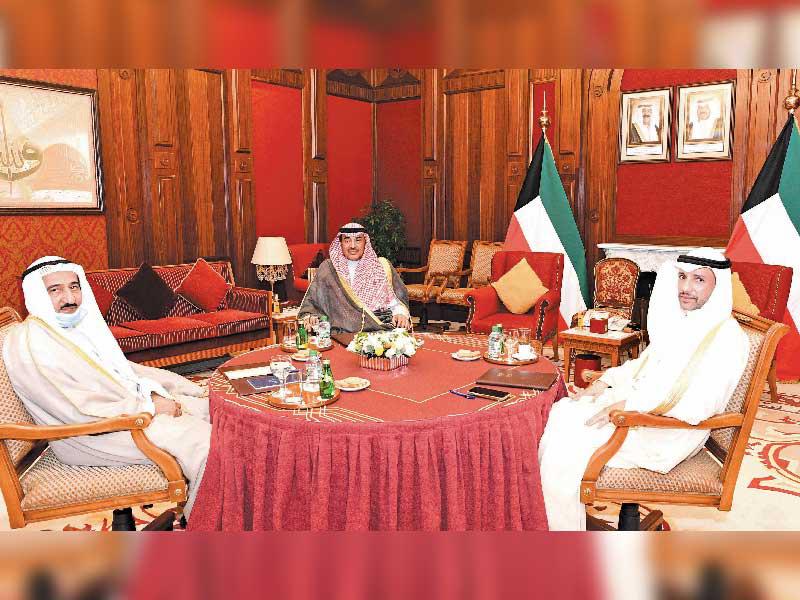 رؤساء السلطات الثلاث خلال اجتماعهم أمس في قصر بيان