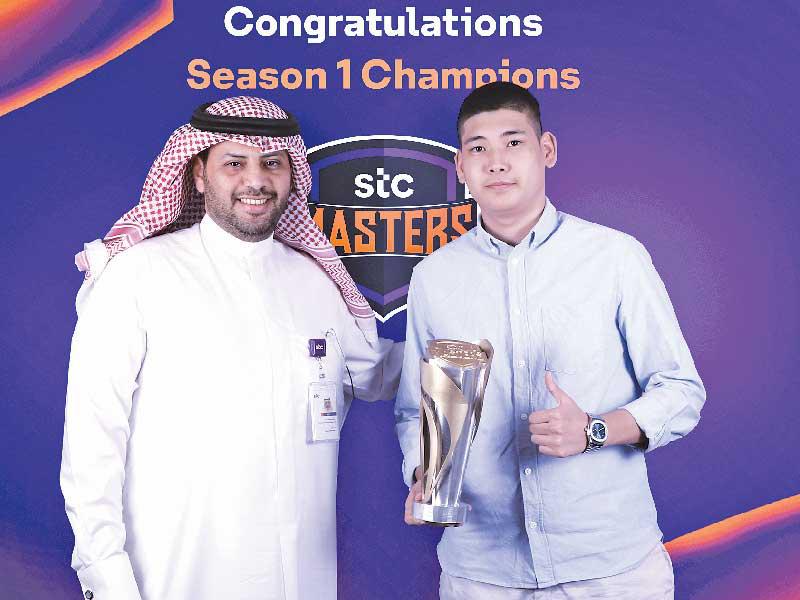 عبدالعزيز دويش مكرّماً أحد الفائزين