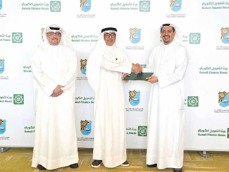 رئيس الموارد البشرية لمجموعة «بيتك»، زياد العمر ورئيس مجلس أمناء مركز التميز بالإدارة د. محمد زينل ونائب المدير العام للعلاقات العامة والإعلام للمجموعة - يوسف الرويح