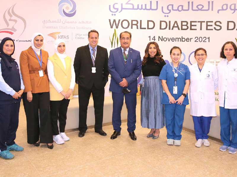 الدويري متوسطا عدداً من العاملين في المعهد خلال الاحتفالية