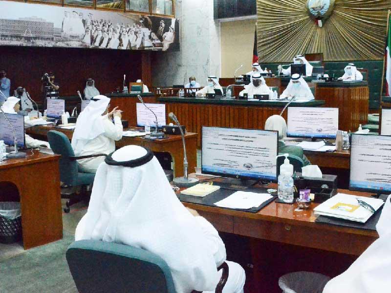 جانب من جلسة البلدي أمس