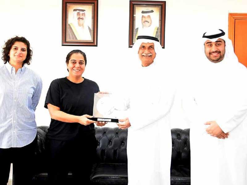 عضوة مجلس إدارة اتحاد الكرة - رئيسة لجنة الكرة النسائية فاطمة حيات تمنح ميرزا درعاً تذكارية