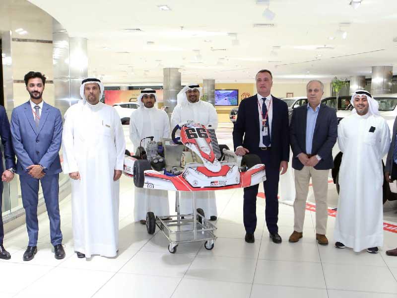 جانب من تفقد السيارات الرياضية خلال المؤتمر الصحافي