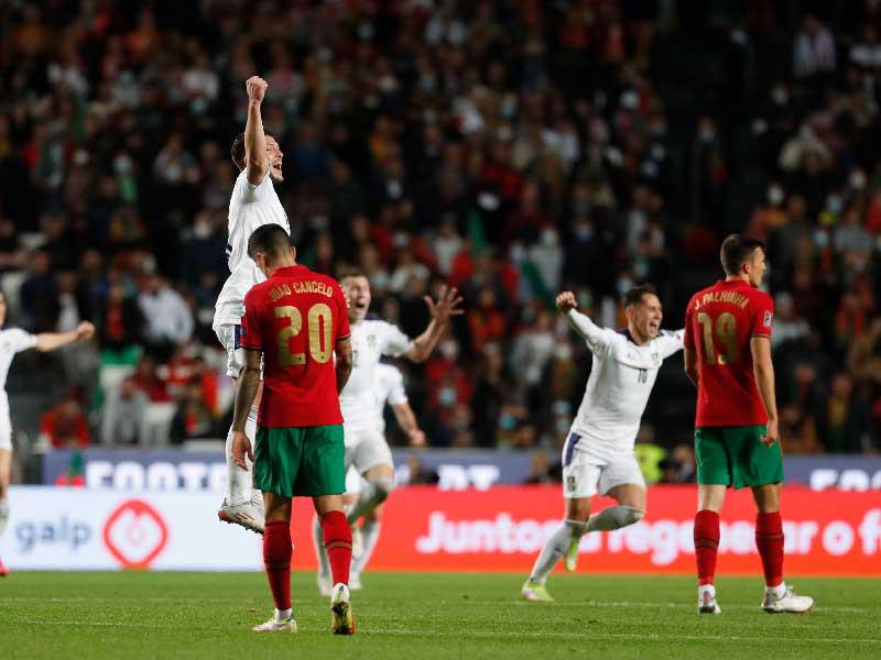 فرحة لاعبي المنتخب الصربي بعد الفوز على البرتغال