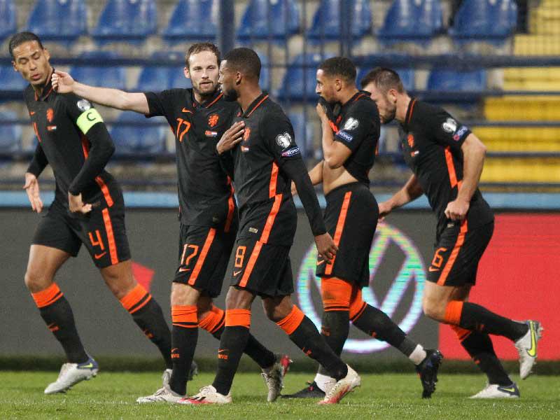 لاعبو المنتخب الهولندي خلال مباراة سابقة