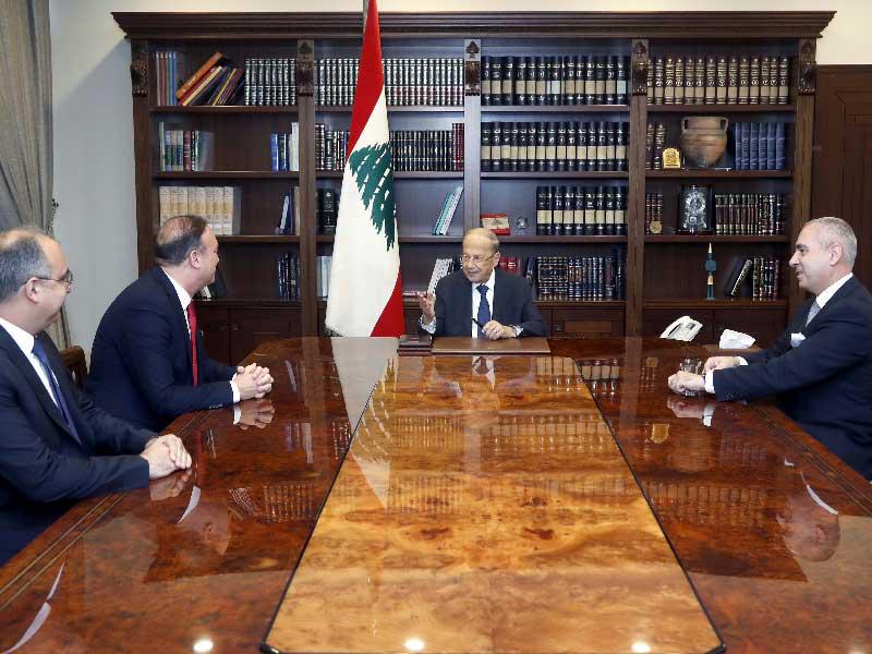 الرئيس اللبناني ميشال عون مستقبلاً سفيري لبنان في السعودية والبحرين والقائم بالأعمال لدى الكويت (دالاتي ونهرا)