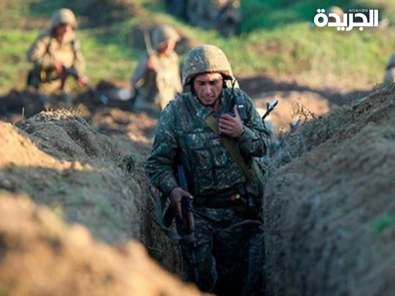 جانب من الخنادق والاستعدادات على الحدود المضطربة بين البلدين