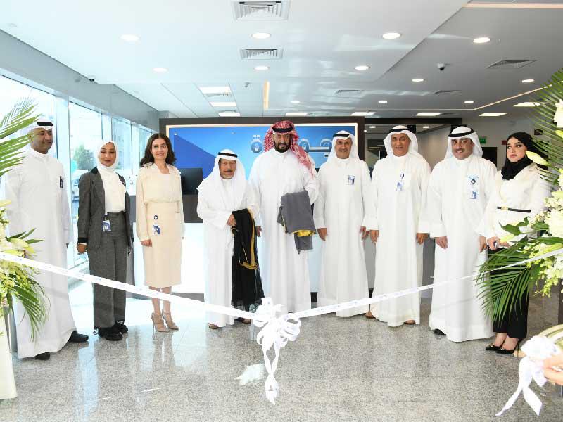 الشيخ طلال الأحمد وعصام الصقر وصلاح الفليج وقيادات تنفيذية في لقطة جماعية خلال افتتاح الفرع الجديد