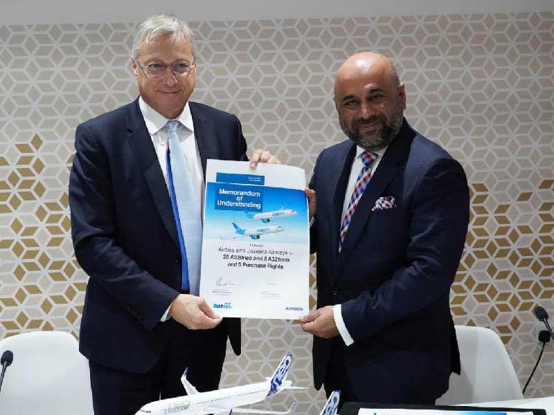 الرئيس التنفيذي لشركة طيران الجزيرة روهيت راماشاندران والرئيس التجاري لشركة إيرباص رئيس إيرباص الدولية كريستيان شيرير خلال توقيع المذكرة 