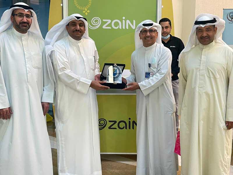 د. سلمان العنزي مُكرماً «زين» على مشاركتها