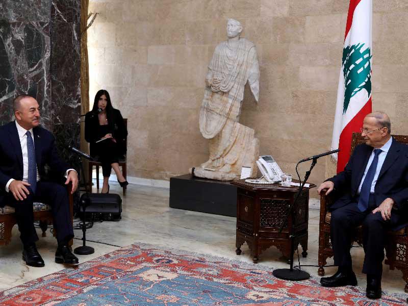 رئيس الجمهورية اللبنانية العماد ميشال عون مستقبلاً وزير الخارجية التركي في القصر الجمهوري أمس (رويترز)