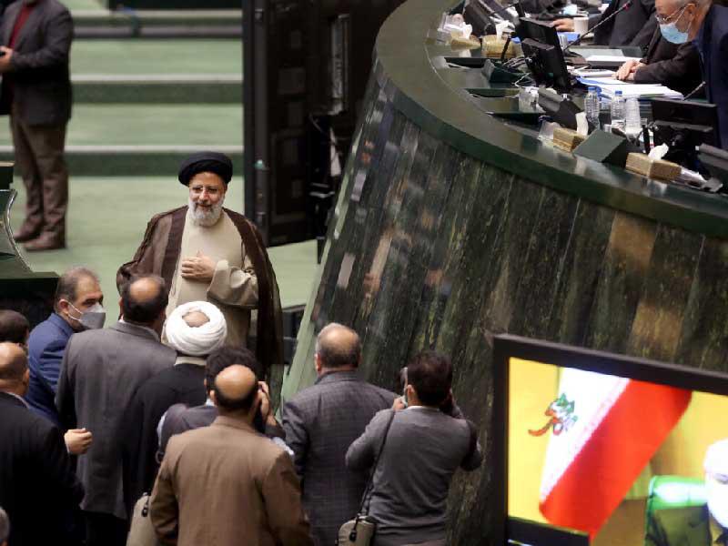 الرئيس الإيراني الأصولي المتشدد إبراهيم رئيسي خلال حضوره جلسة برلمانية في طهران أمس (إرنا)