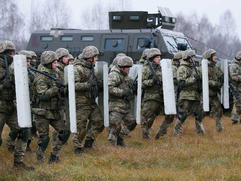 دورة تدريبية لحرس حدود أوكرانيا على الحدود مع بيلاروس وبولندا أمس (رويترز)