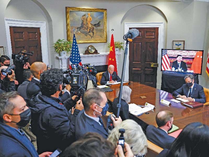 صحافيون يتابعون من البيت الأبيض قمة بايدن ــ شي بحضور وزير الخارجية الأميركي أنتوني بلينكن    (رويترز)