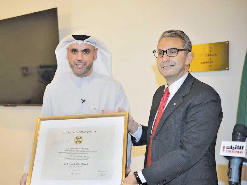  سفير إيطاليا لدى الكويت كارلو بالدوتشي  يسلم أشكناني شهادة الوسام