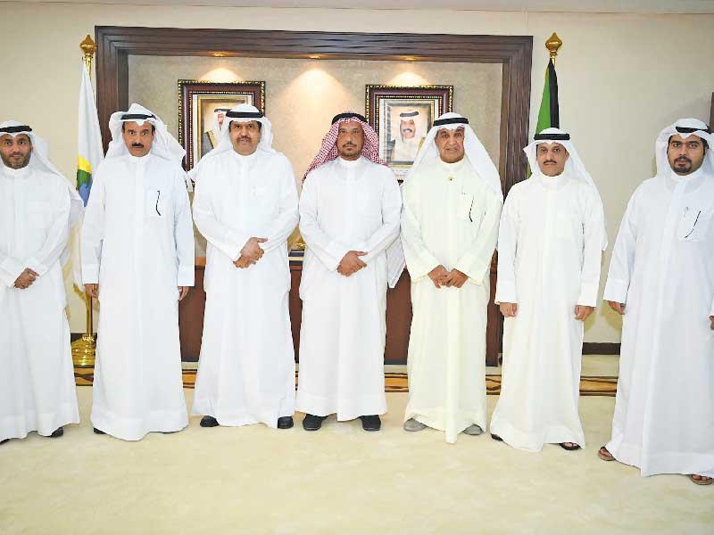 محافظ حولي علي الأصفر متوسطاً وفد البلدية