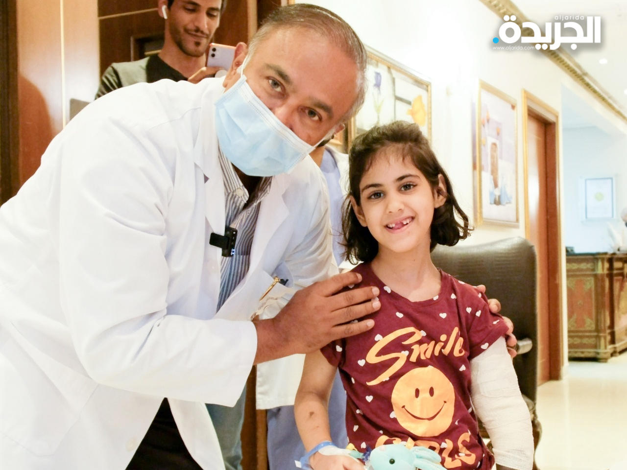 الطفلة حور المطيري مع الدكتور موهان رانجاسوامي