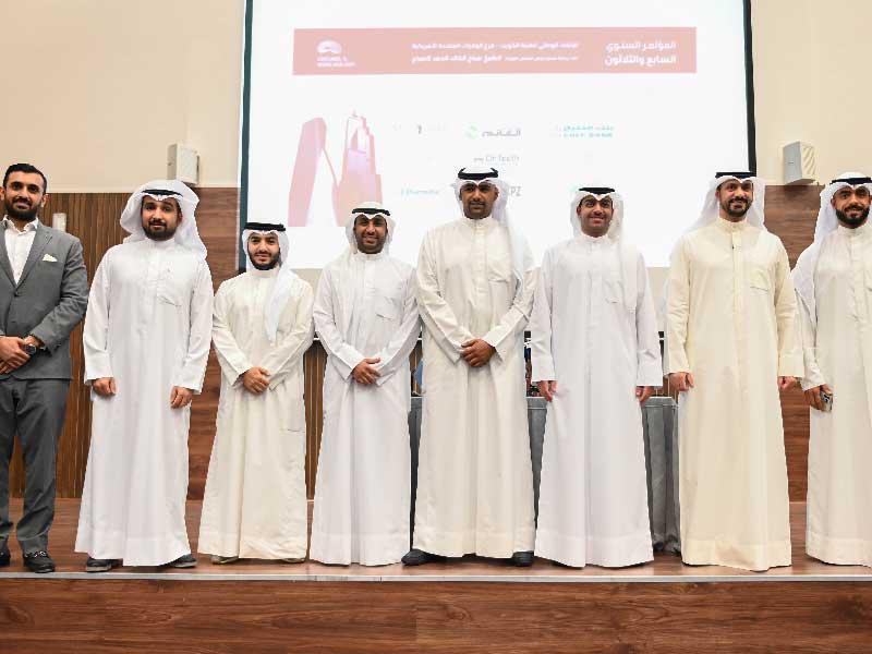 مدير إدارة العلاقات الداخلية والخارجية في شركة زين الكويت حمد المصيبيح ورئيس الاتحاد الوطني لطلبة الكويت - فرع الولايات المتحدة عبدالعزيز الكندري يتوسطان مسؤولي الاتحاد والرعاة خلال المؤتمر الصحافي