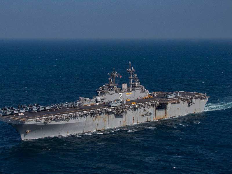 حاملة الطائرات الأميركية «يو أس ايسيكس» من الأسطول الخامس في مياه الخليج  