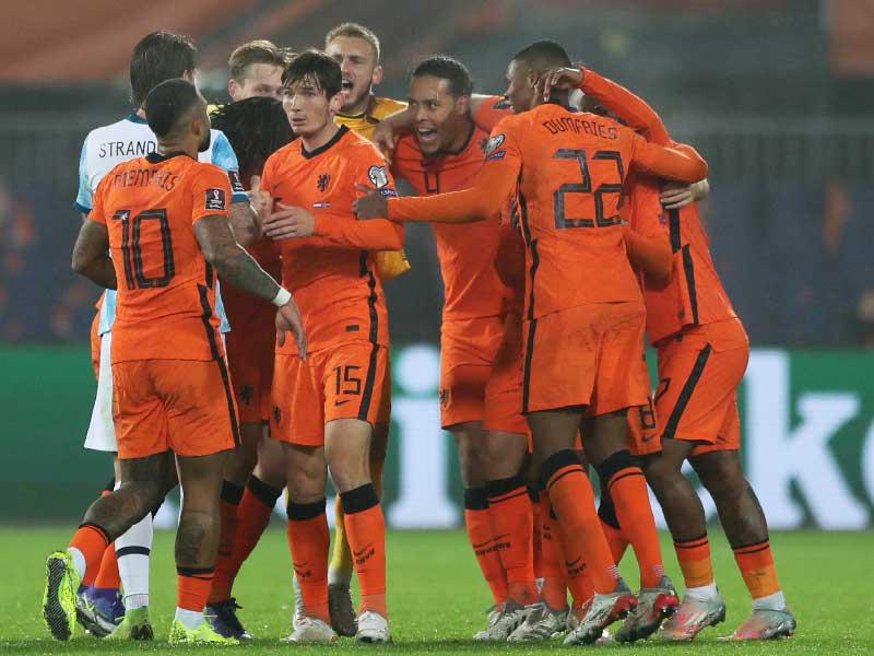 لاعبو المنتخب الهولندي بعد الفوز والتأهل