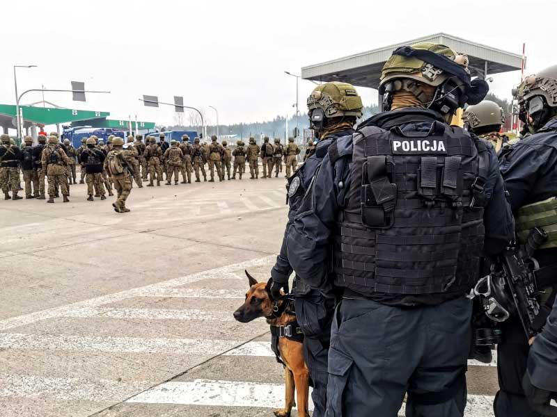 قوة إنفاذ القانون البولندية عند نقطة على الحدود أمس الأول (رويترز)