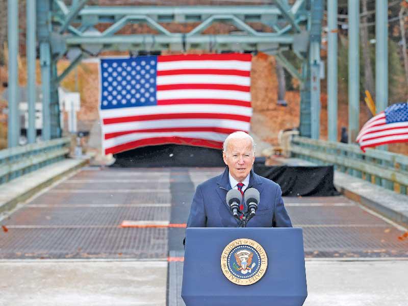 الرئيس الأميركي جو بايدن متحدّثاً عن مشاريع إنشاء البنية التحتية على جسر فوق نهر في وودستوك بنيو هامبشاير أمس الأول (رويترز) 
