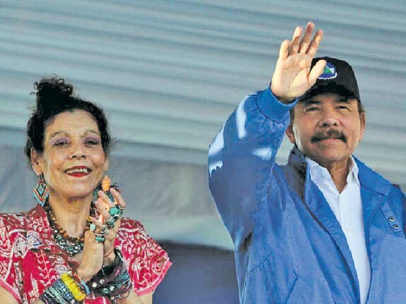 رئيس نيكاراغوا دانيال أورتيغا وزوجته روزاريو موريو