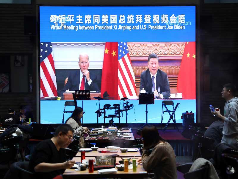 صورة الرئيس الصيني شي جين بينغ أثناء حضوره اجتماعًا افتراضيًا مع الرئيس الأمريكي جو بايدن عبر رابط فيديو