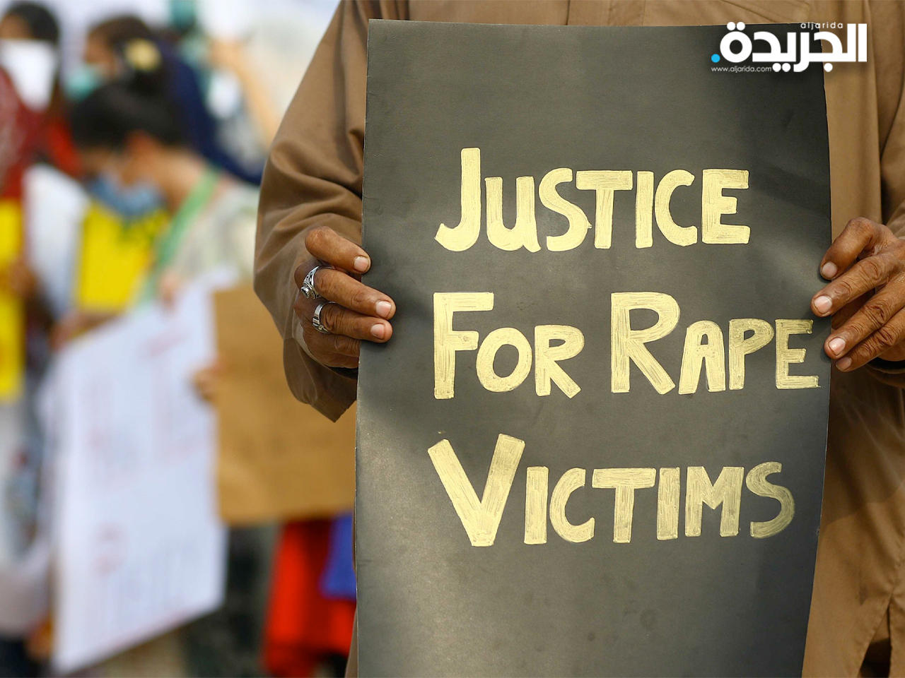 متظاهر يطالب بالعدالة لضحايا الاغتصاب في مظاهرة بمدينة لاهور