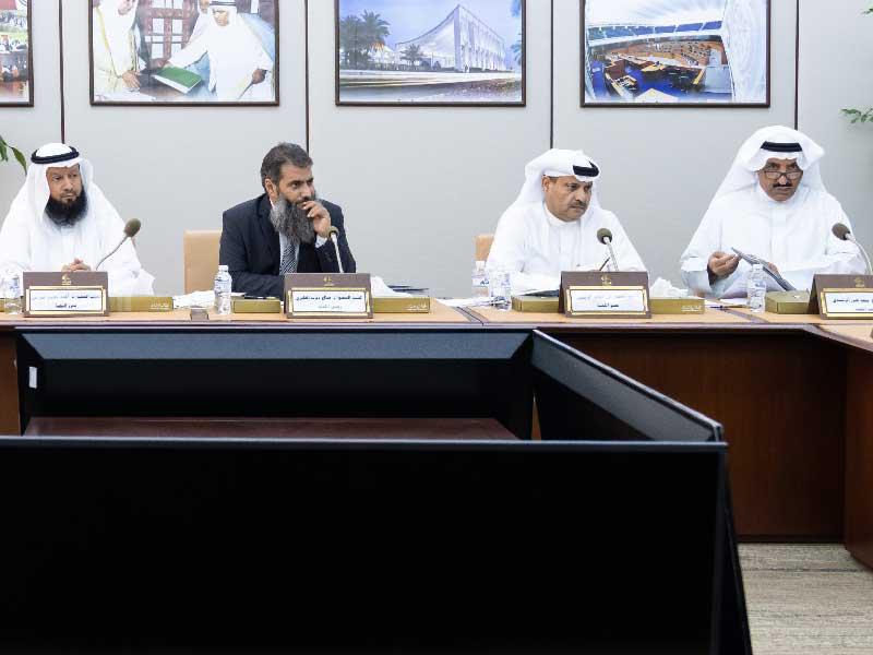 أعضاء اللجنة الصحية في اجتماع سابق