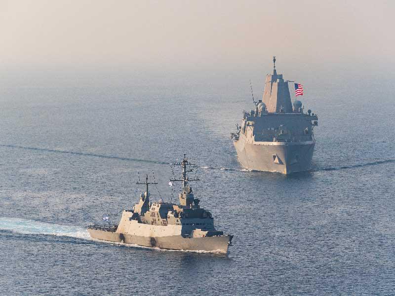 السفينة الحربية الإسرائيلية «كورفيت» خلال تمرينات مشتركة مع البارجة الأميركية «يو إس إس بورتلند» في خليج العقبة قبل يومين (سنتكوم)