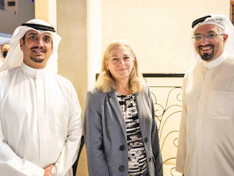  السفيرة الأميركية لدى البلاد ألينا رومانوسكي، بين مشاركَين في الفعالية