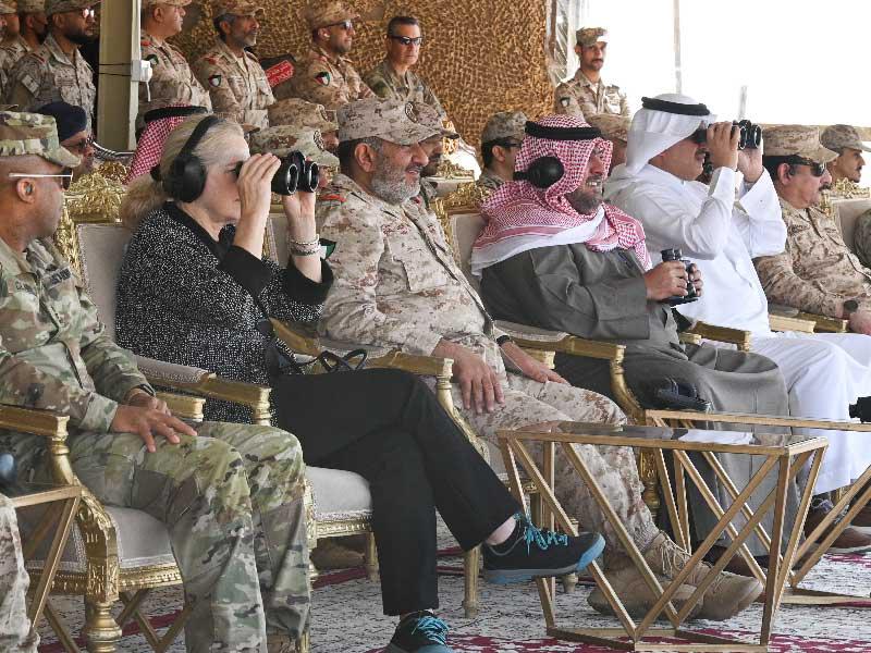 العلي متابعاً التمرين بمشاركة سفيرَي السعودية والولايات المتحدة ورئيس الأركان (تصوير نوفل إبراهيم)