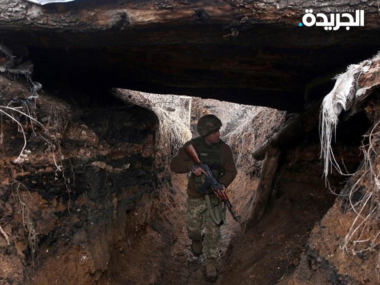 خنادق وعتاد على الحدود