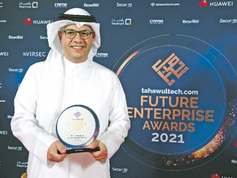 محمد القطان أثناء تسلُّمه الجائزة