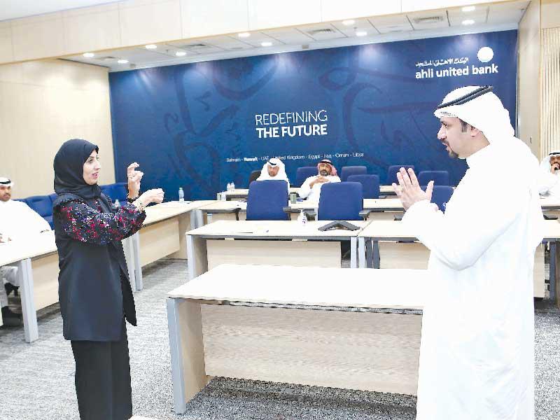 د. نجاة مختار تدرب موظفي الفروع بالبنك على لغة الإشارة