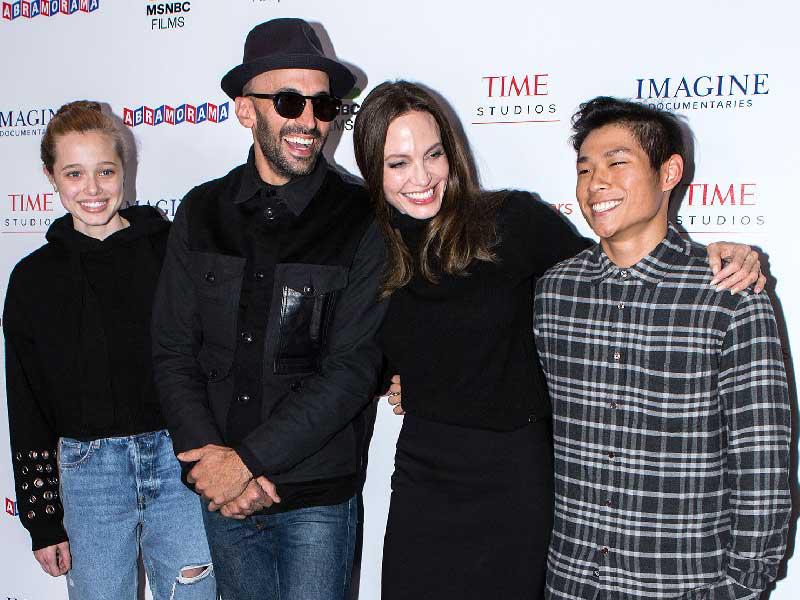 جولي في افتتاح الفيلم