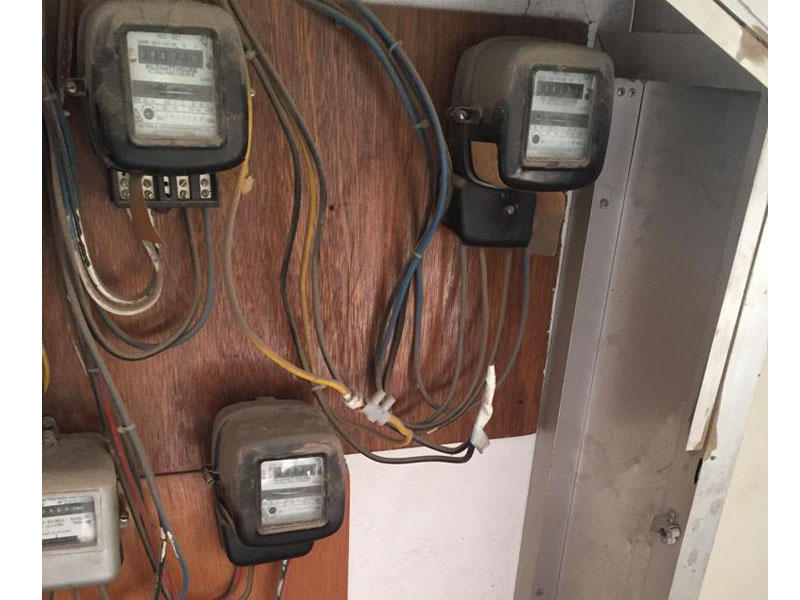 أحد التعديات المضبوطة على شبكة الكهرباء 