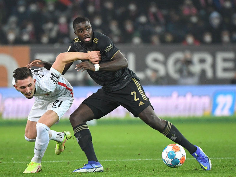 جانب من مباراة اوغسبورغ وبايرن