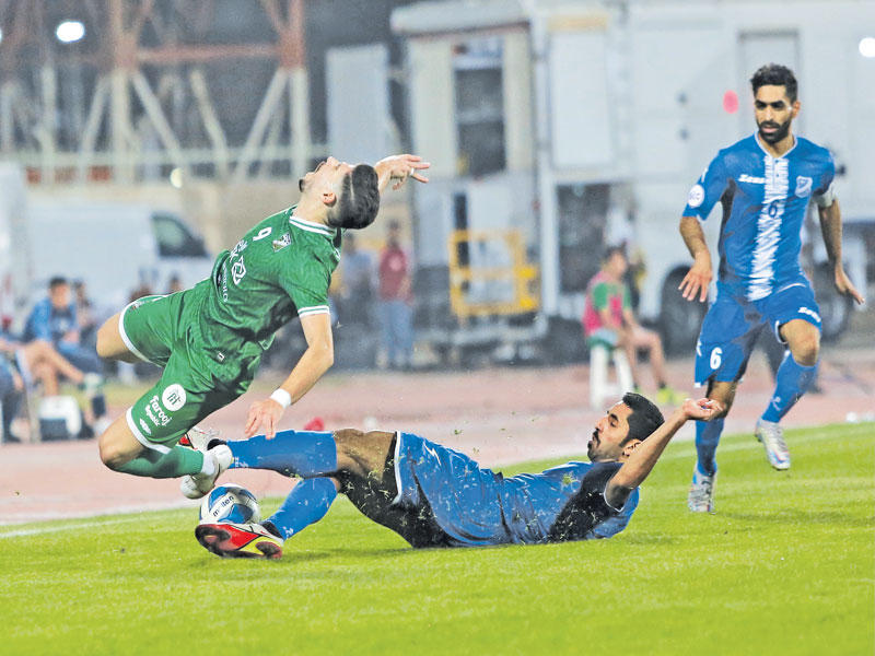 إعاقة من الخلف لمحترف النادي العربي علاء الدالي (تصوير جورج رجي)