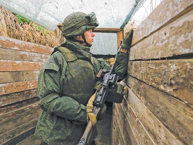 مقاتل انفصالي على خط المواجهة مع القوات الأوكرانية خارج دونيتسك        (رويترز)