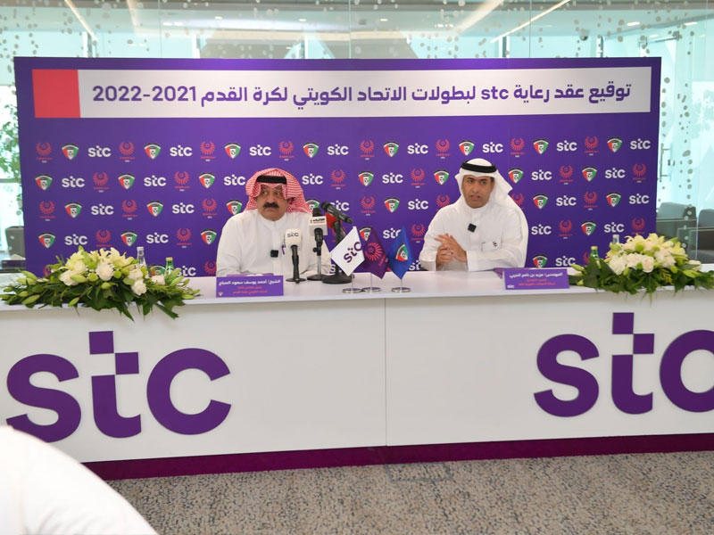 الرئيس التنفيذي لشركة الاتصالات الكويتية stc المهندس مزيد الحربي ورئيس مجلس إدارة الاتحاد الكويتي لكرة القدم الشيخ أحمد اليوسف في مؤتمر توقيع عقد الرعاية