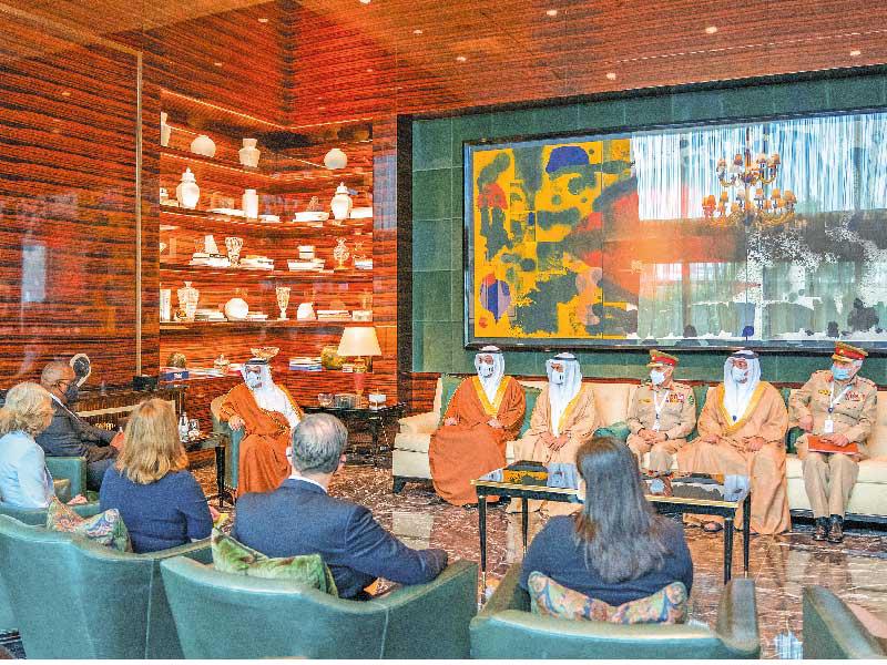 ولي عهد البحرين الأمير سلمان بن حمد مستقبلاً أوستن والوفد المرافق في المنامة أمسt (بنا)