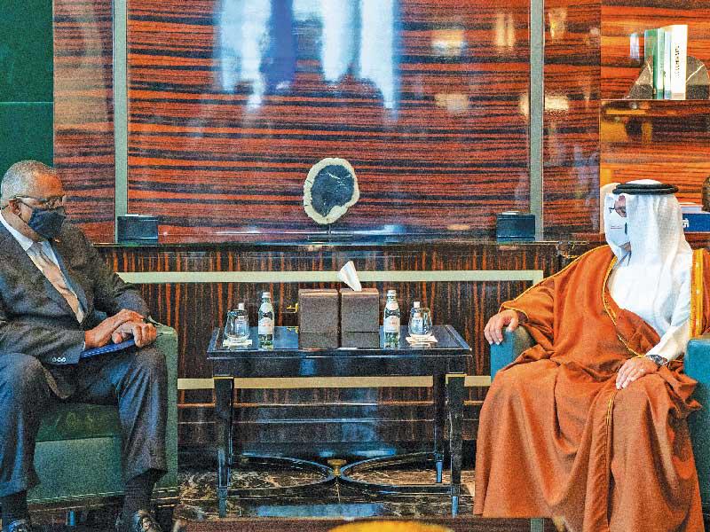 ولي عهد البحرين سلمان بن حمد مستقبلاً أوستن في المنامة أمسt (بنا)