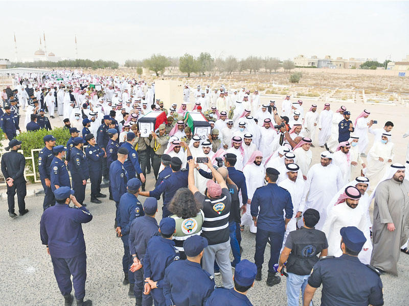 حشود كبيرة خلال مراسم تشييع الشهداء أمس (تصوير ميلاد غالي)