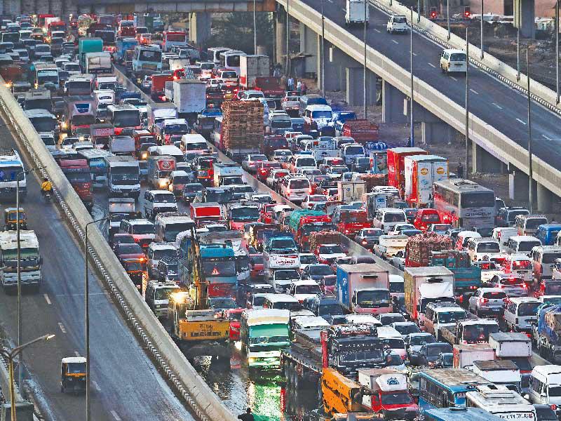 زحمة سير في أحد شوارع منطقة شبرا الخيمة بالقليوبية شمال القاهرة (رويترز) 