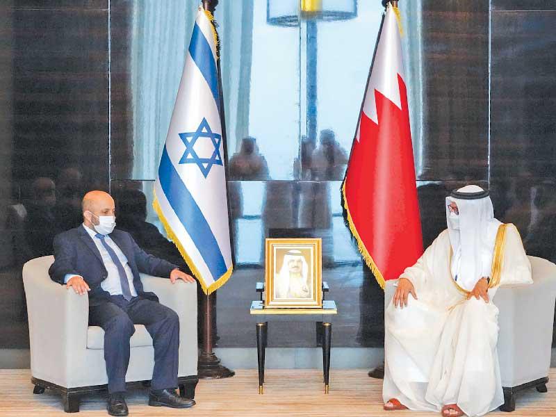 وزير الخارجية البحريني عبداللطيف الزياني مجتمعا بمستشار الأمن القومي الإسرائيلي في المنامة أمس  (بنا)