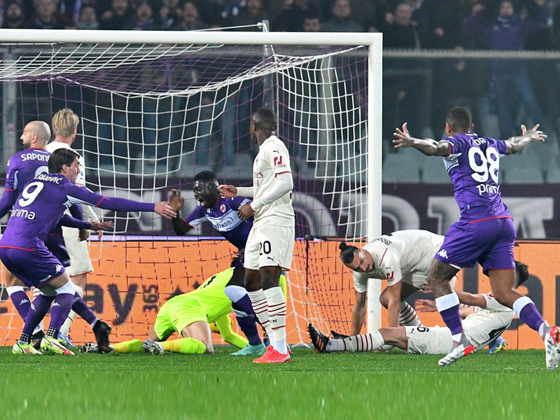 فرحة لاعبي فيورنتينا بتسجيل الهدف الأول