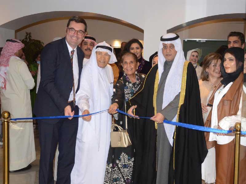 الدويش والسفير الأسترالي وسامي محمد وسعاد العيسى يفتتحون المعرض